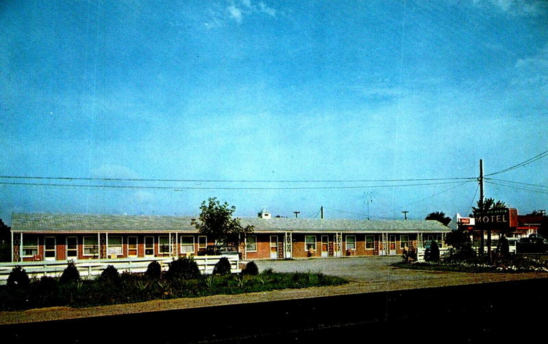 Red Arrow Motel - Vintage Postcard